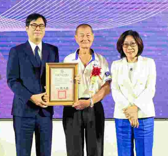 陳其邁(左)表揚年長的歐清信(中)。 圖：高雄市政府提供