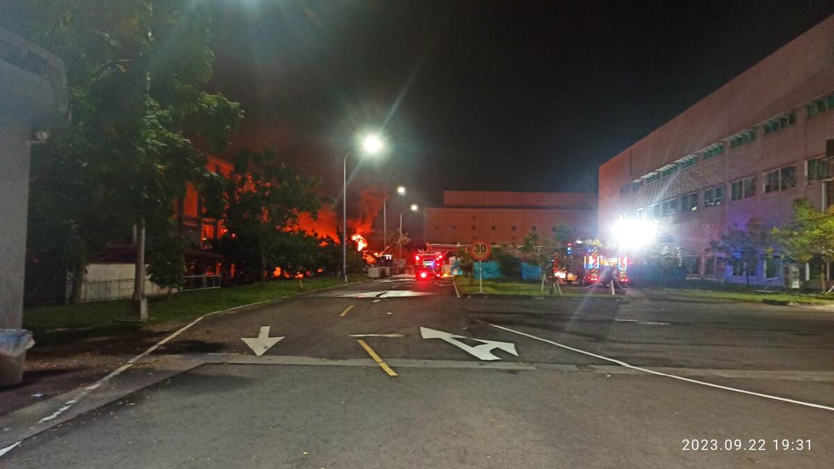 明揚公司工廠22日傍晚發生火警，引發多次爆炸，造成102人輕重傷、4名消防員殉職。 圖：屏東縣政府提供