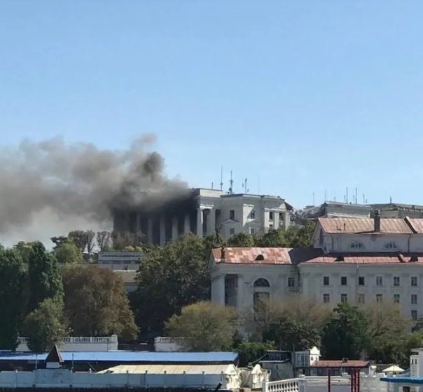 位於克里米亞塞凡斯托波爾市的俄軍黑海艦隊總部，遭到烏軍飛彈襲擊，造成重大傷亡。 圖 : 翻攝自央視新聞