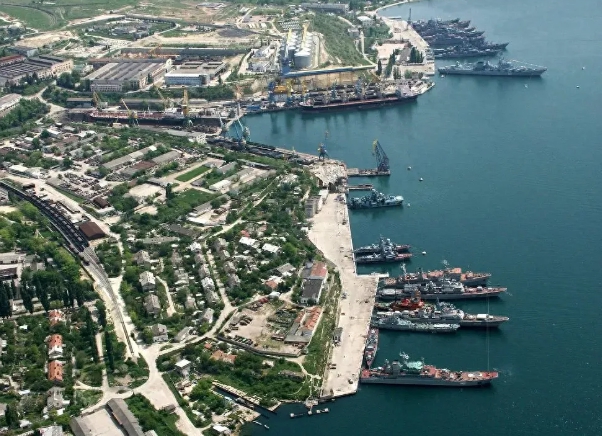 位於克里米亞塞凡斯托波爾軍港的俄國黑海艦隊戰艦。 圖 : 翻攝自騰訊網/空天力量