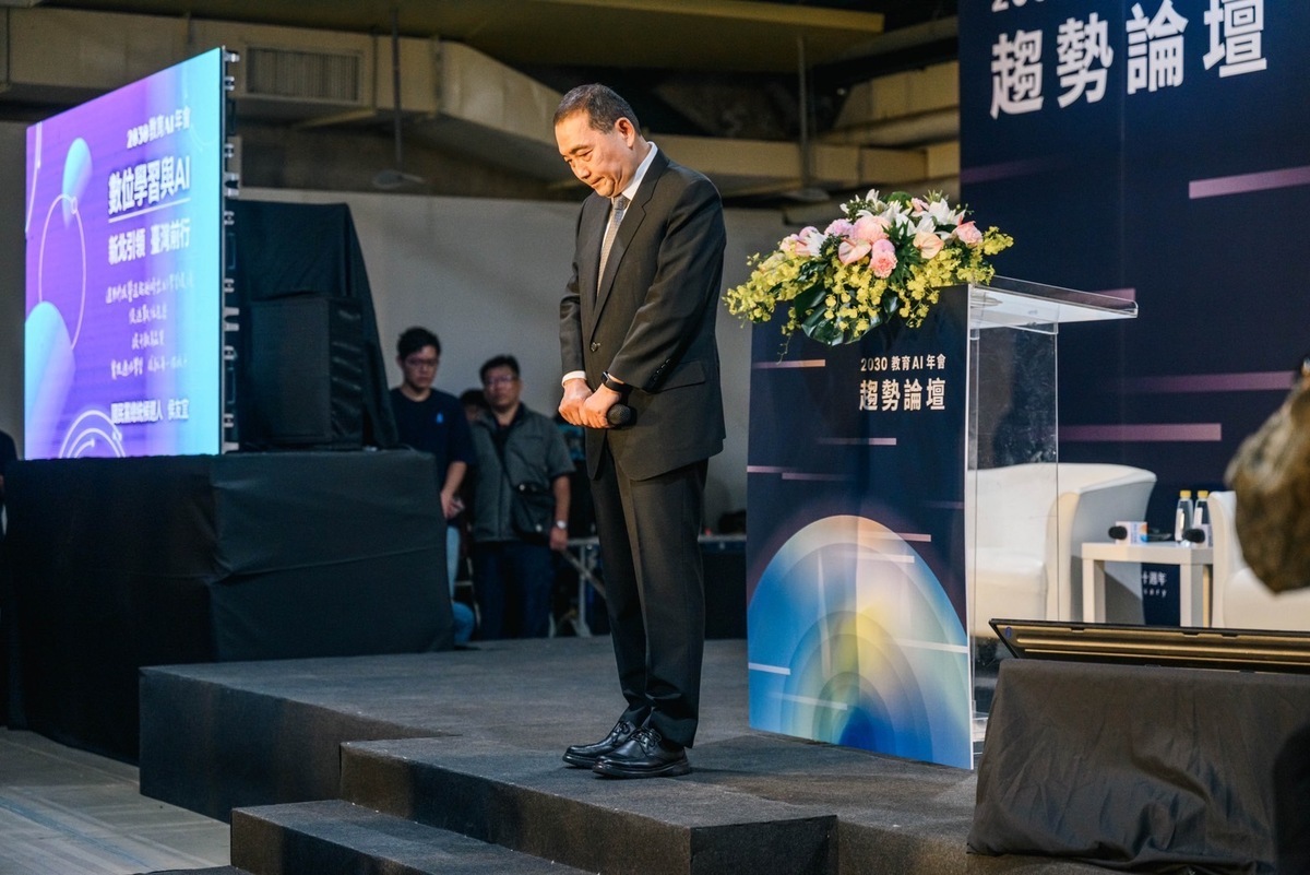 侯友宜出席2030AI教育年會論壇，在致詞前先對屏東大火事件表達哀悼，並帶領全場起立默哀1分鐘。 圖：侯友宜競辦/提供