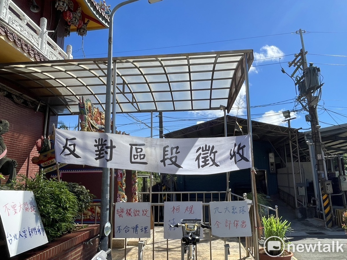社子島自救會在現場留下抗議標語後離開。 圖：社子島自救會 / 提供