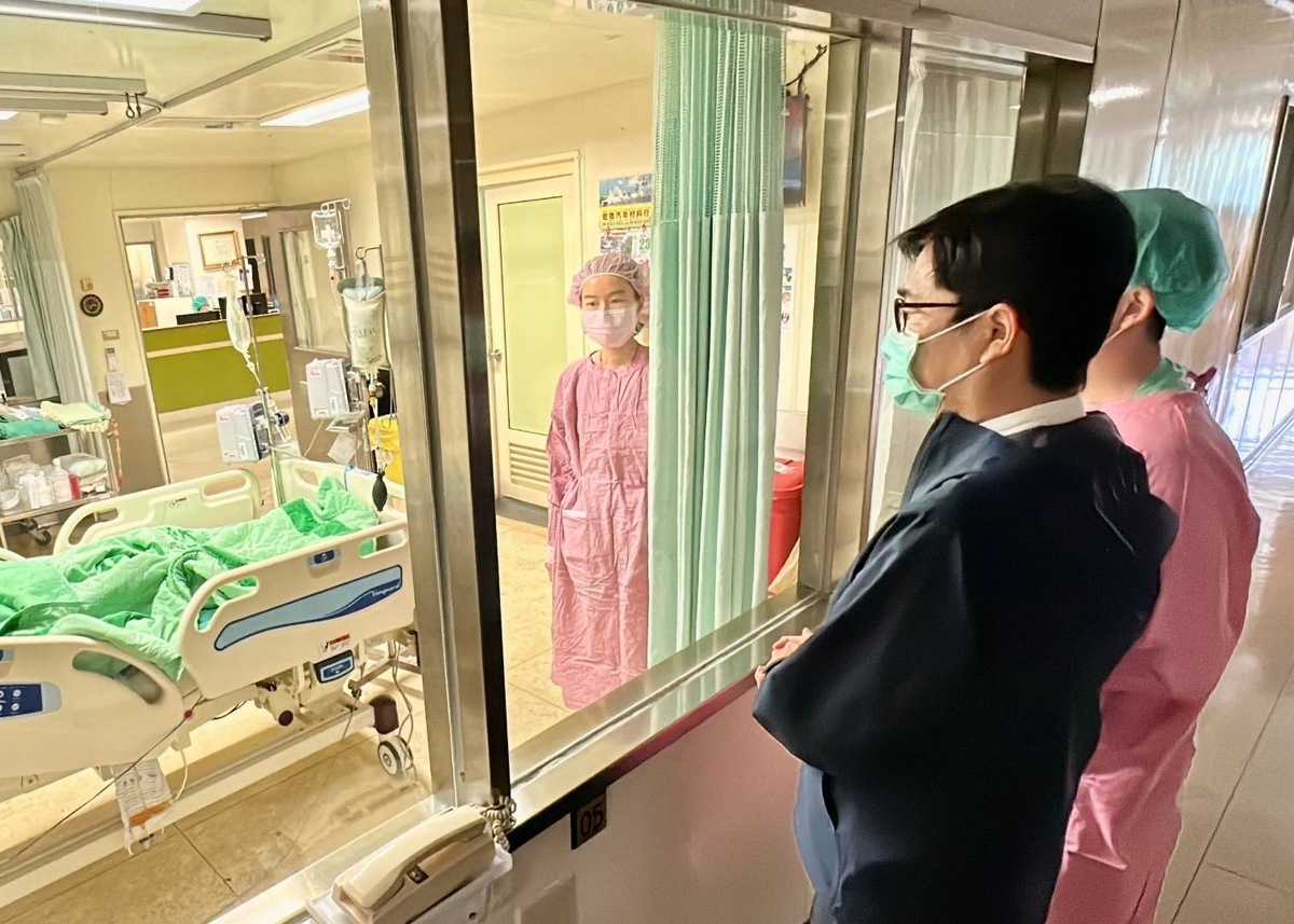 陳其邁(右二)探視屏東廠房火警後送高雄傷患。 圖：高雄市政府提供
