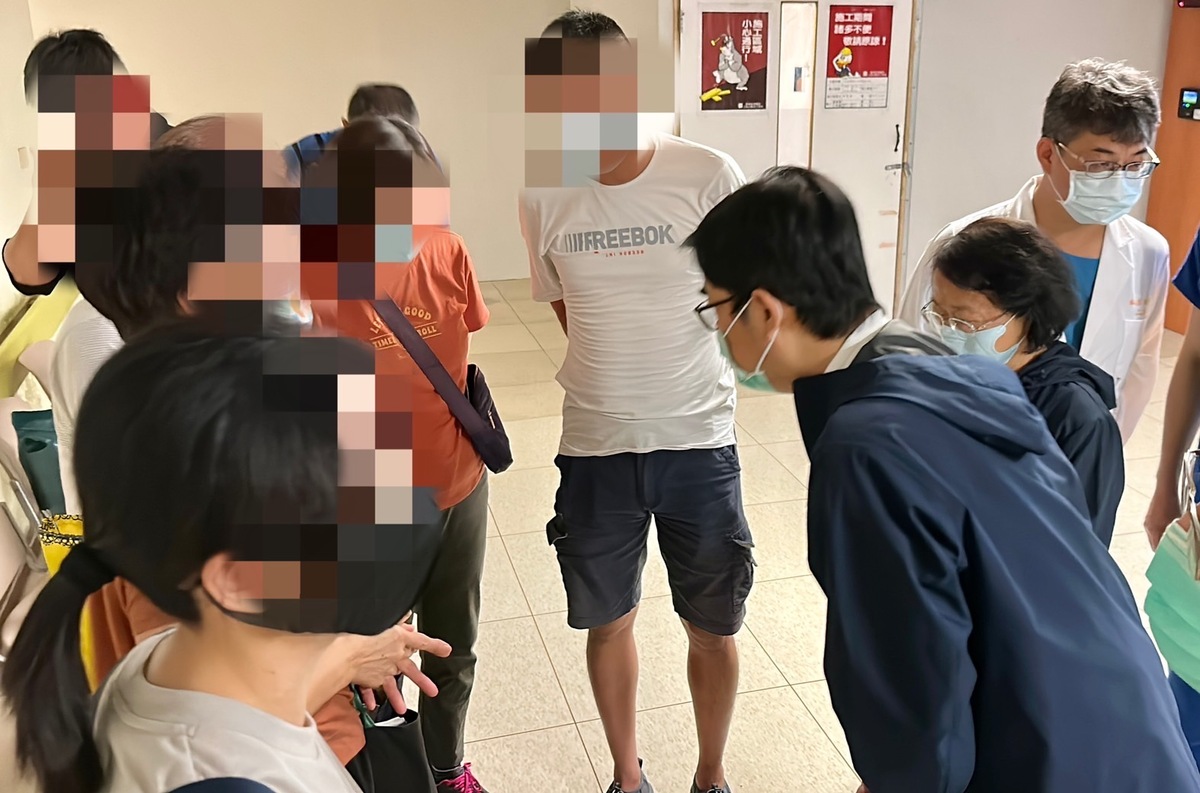陳其邁(右三)慰問屏東火警傷患家屬。 圖：高雄市政府提供