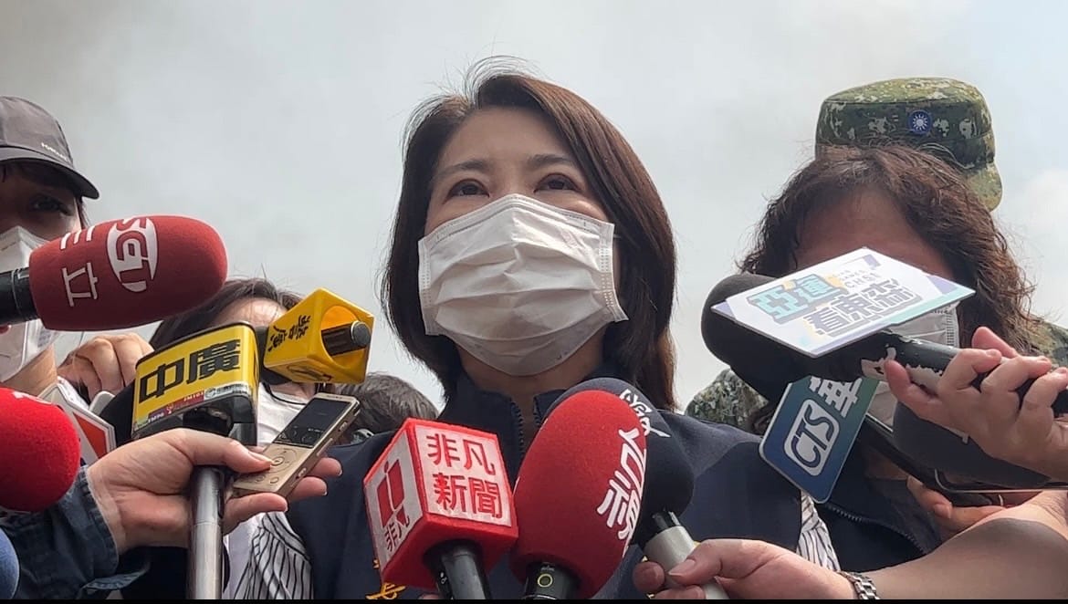 周春米(中)表示指示全力協助殉職消防弟兄爭取從優撫卹、入祀忠烈祠。 圖：屏東縣政府/提供（資料照）