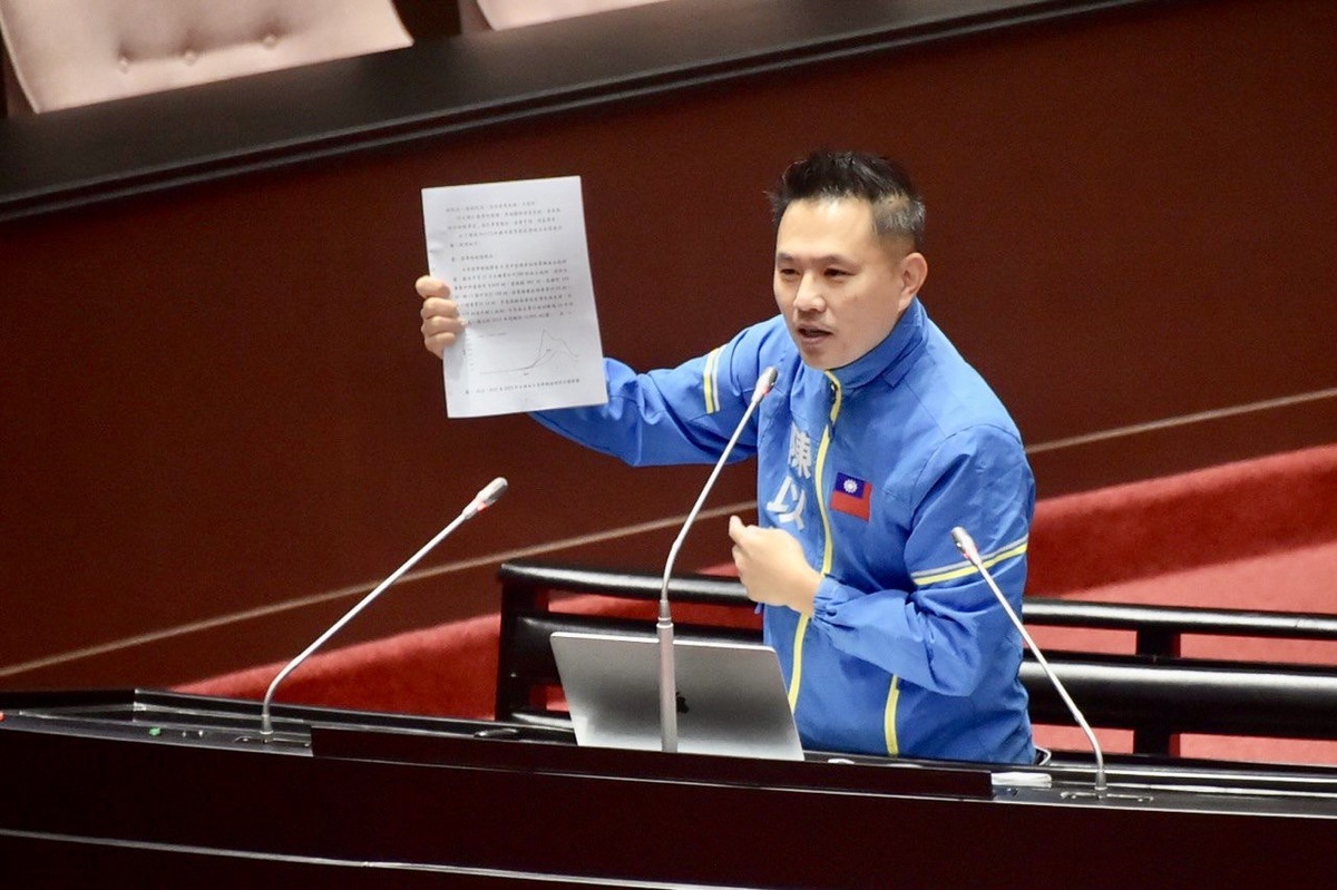 陳以信並呼籲比照新冠肺炎作法，給予登革熱染疫者「防疫隔離假」，避免染疫者因上班上課時被蚊子叮咬，而成為登革熱傳染者。 圖：陳以信辦公室/提供