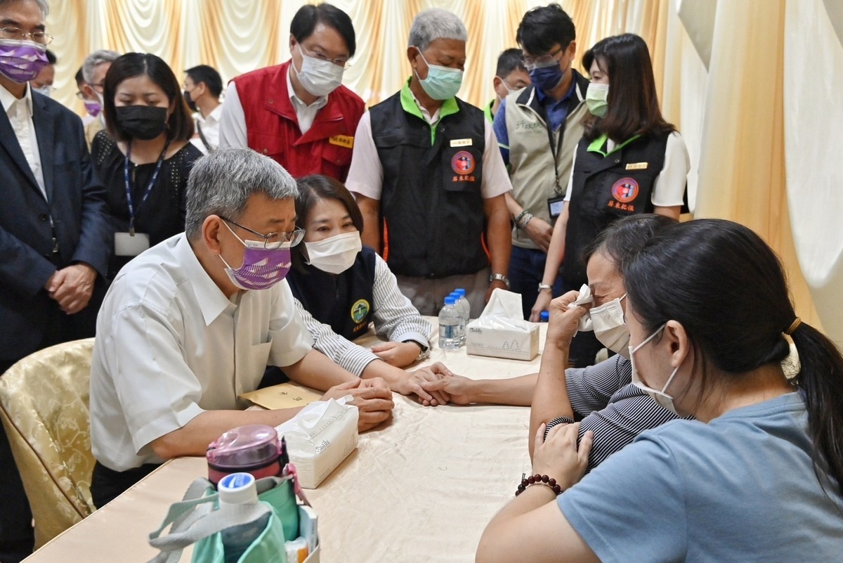 行政院長陳建仁23日赴高雄長庚紀念醫院慰問傷患及赴心燈生命禮儀館慰問因傷殉職同仁家屬 圖：行政院/提供