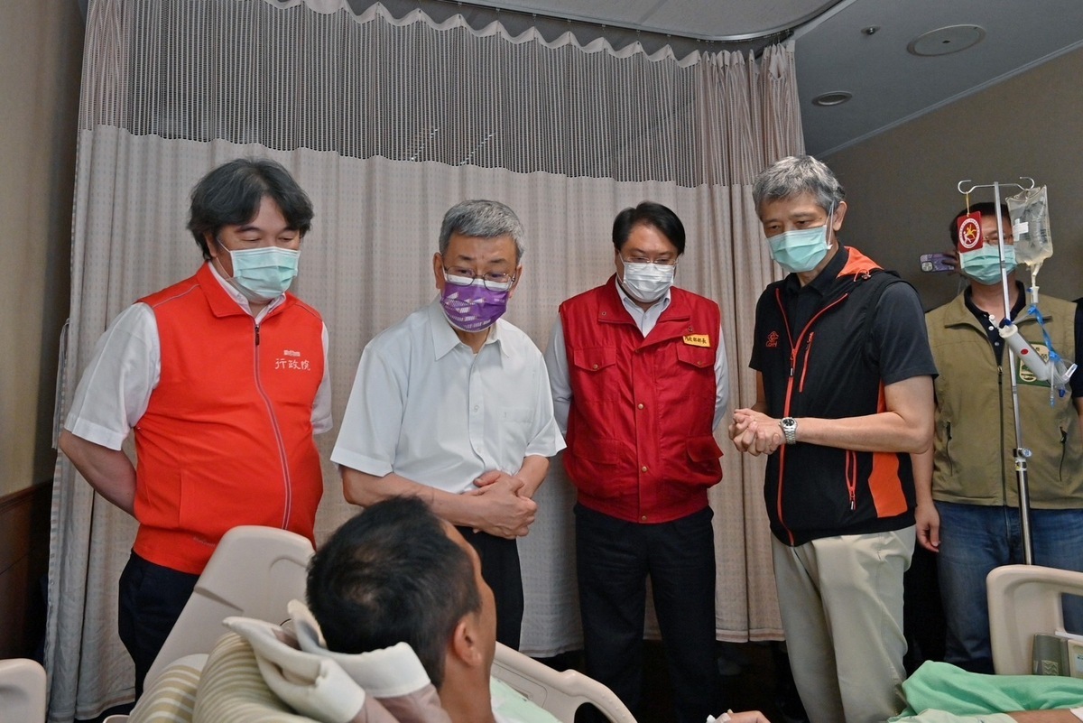 行政院長陳建仁23日赴高雄長庚紀念醫院慰問傷患及赴心燈生命禮儀館慰問因傷殉職同仁家屬 圖：行政院/提供