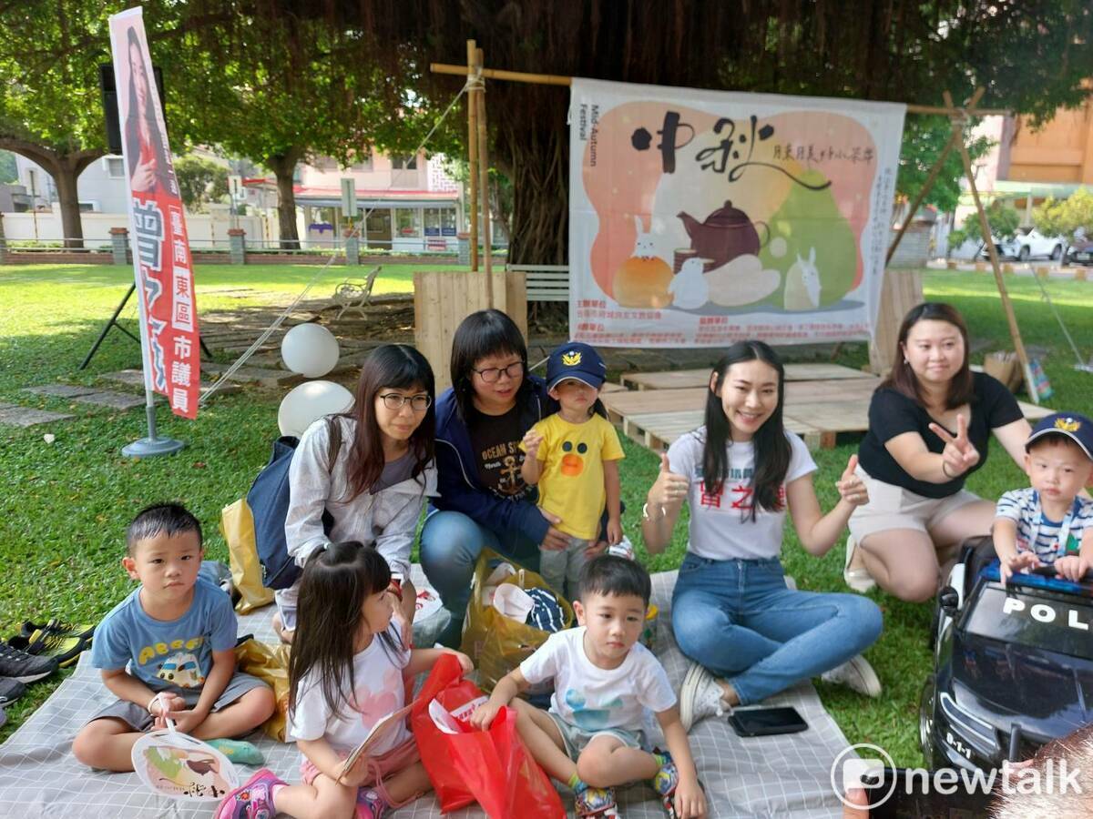 台南市府城良友文教協會主辦「中秋月來月美好」故事茶席，現場除了以嫦娥、玉兔等中秋節意象的裝置藝術外，還邀請偏鄉的學童和東區的小朋友相見歡，一起聽故事、剝柚子、吃月餅共度佳節。 圖：黃博郎／攝