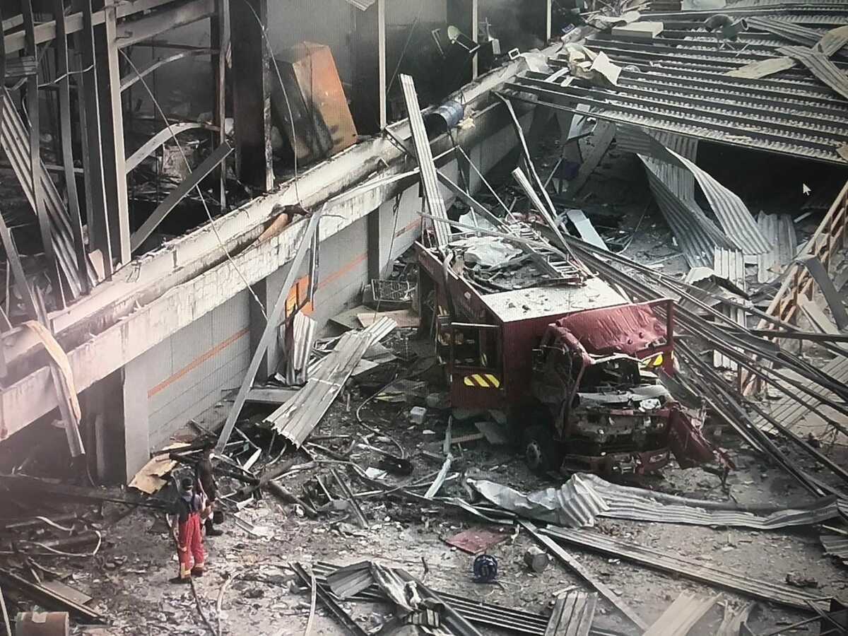 屏東明揚國際科技公司22日發生大火，引發大爆炸，強大爆炸威力就連外圍消防車都被損毀，更造成4名消防員殉職。 圖：翻攝網路