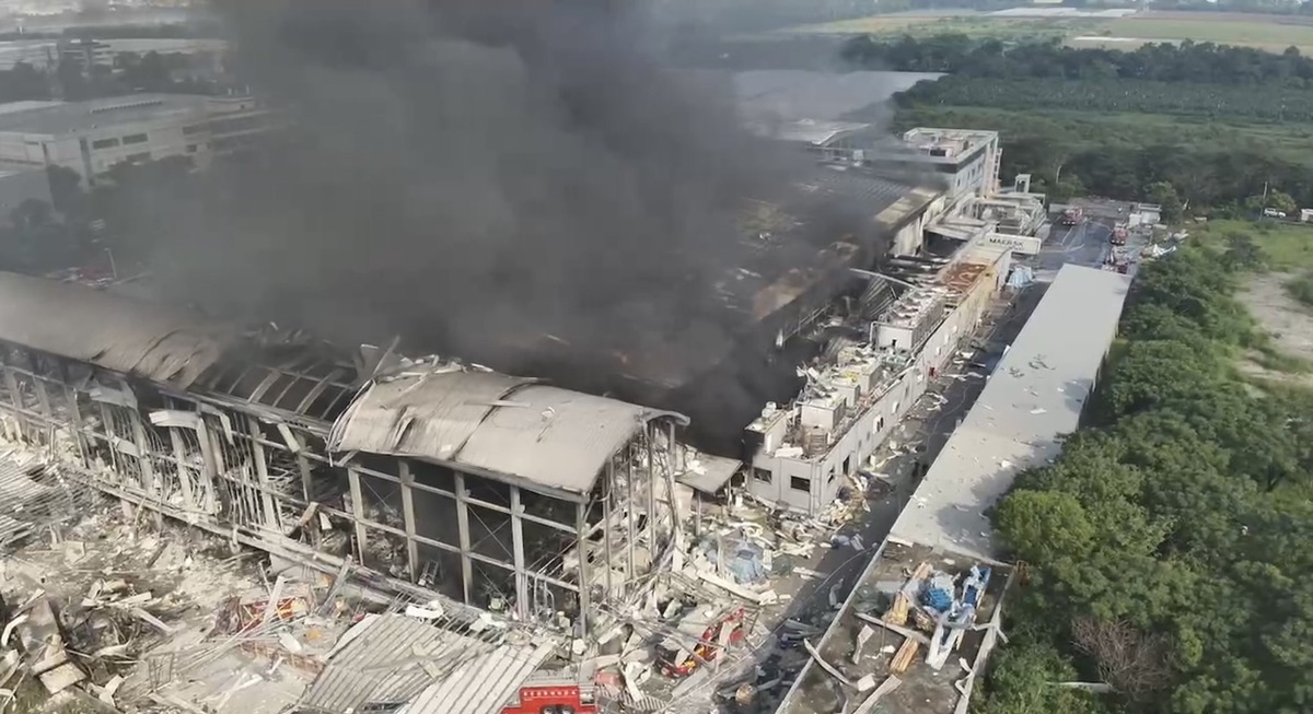 明揚國際科技公司工廠爆炸造成4名消防員不幸殉職。 圖：屏東消防局提供（翻攝畫面）