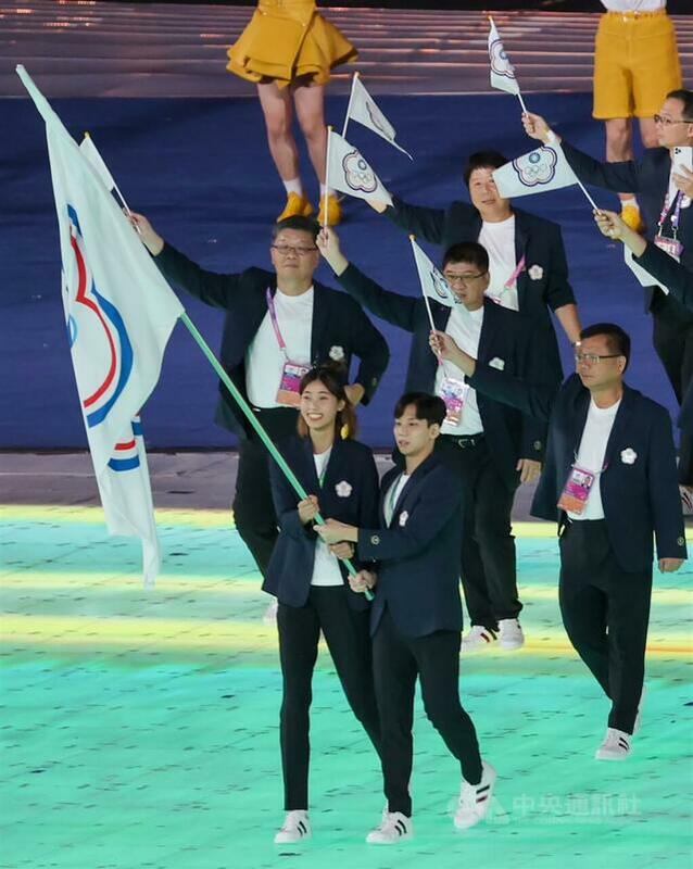 杭州亞運23日晚間盛大舉辦開幕典禮，台灣代表團由總領隊蔡家福率118人出席，其中代表隊成員共72人，掌旗官則由游泳好手王冠閎（前右）、跆拳道好手羅嘉翎（前左）擔任。 圖：中央社提供