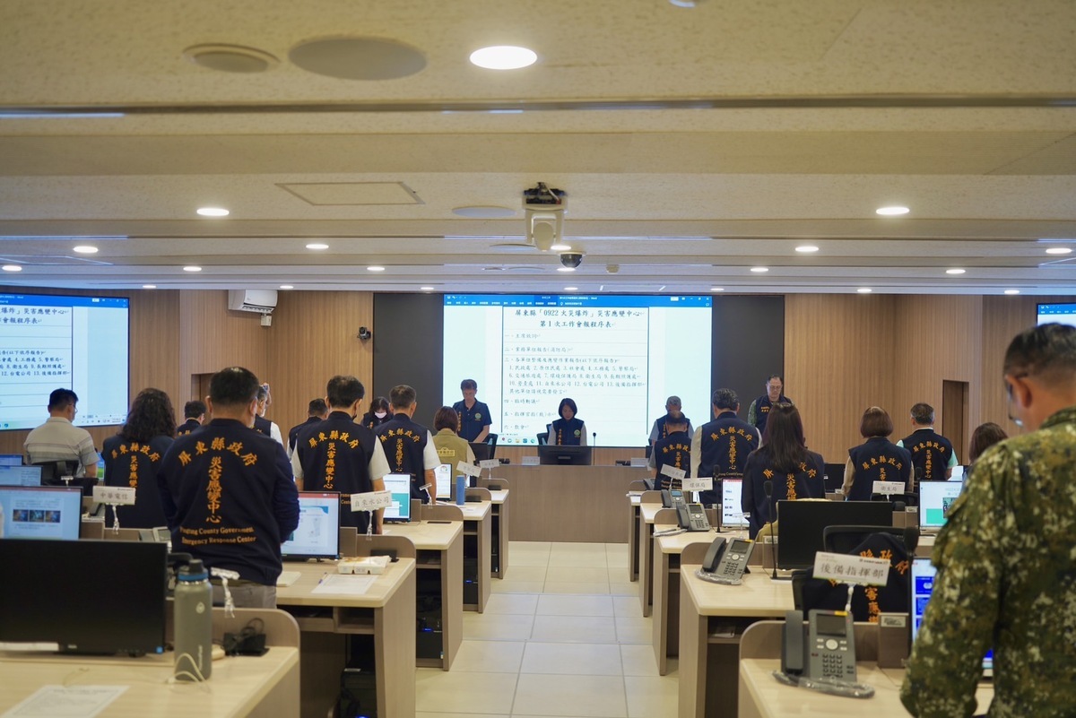 災害應變中心工作會報前全體先默哀。 圖：屏東縣政府提供