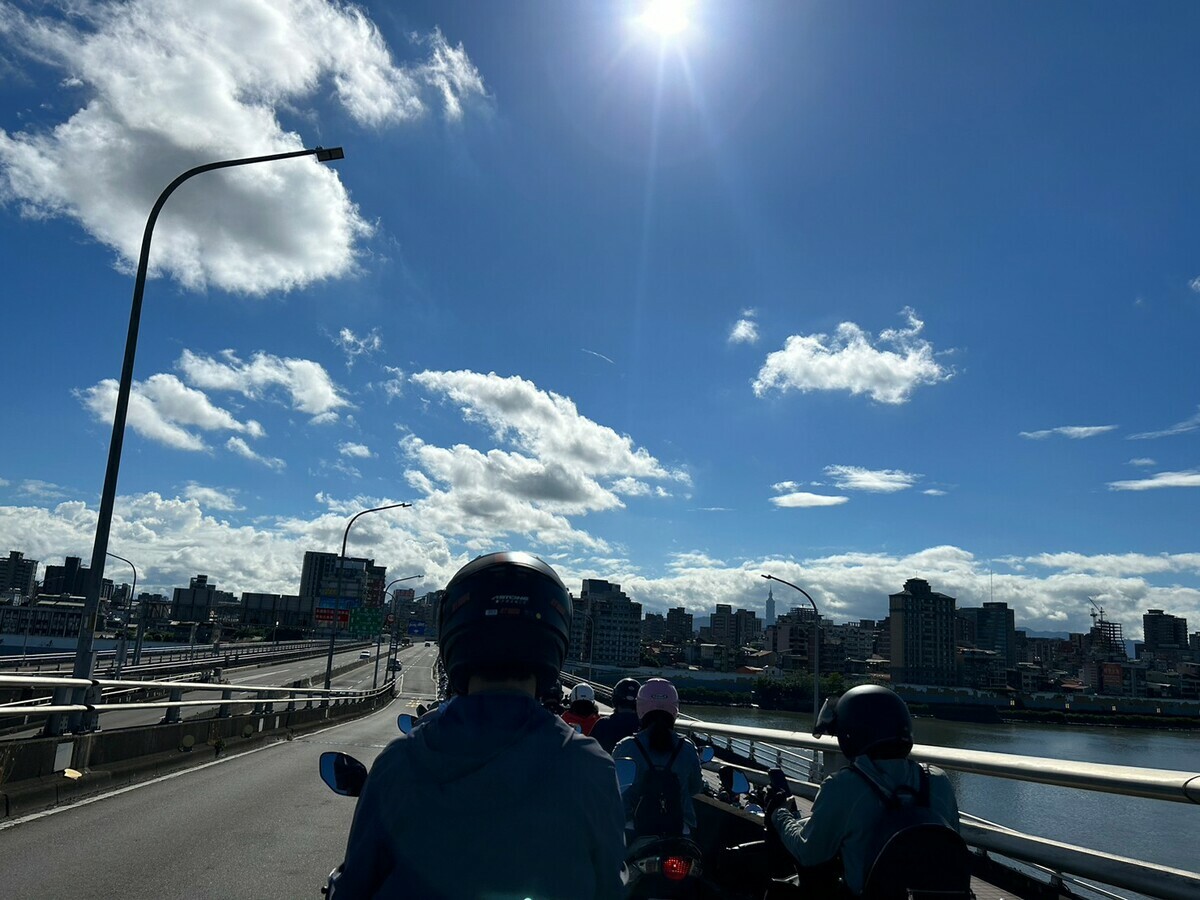 今(24)日台灣各地及澎湖、金門為多雲到晴，高溫達36度，僅大台北山區、東半部地區、恆春半島及馬祖有零星短暫陣雨。 圖：林岑韋 / 攝