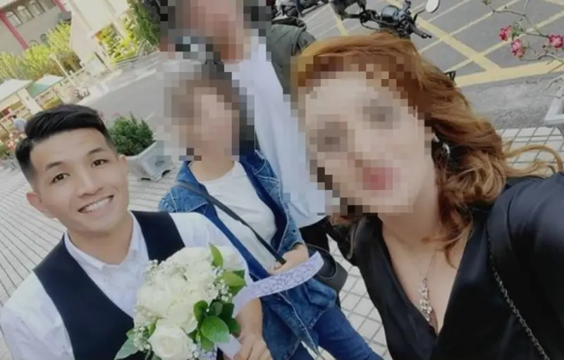 ▲去年12月間，消防員賴俊儒跟英國籍女友登記結婚，賴俊儒陽光帥氣與妻子籍友人開心合影，未料2人卻從此天人永隔。 （圖／翻攝畫面）