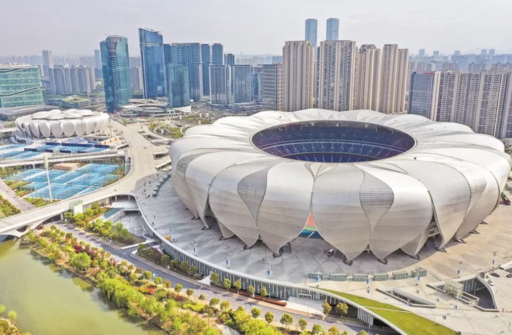 杭州亞運 23 日舉行開幕典禮，卻傳出有 3 名印度選手因來自中印主權爭議的「阿魯納恰爾邦」地區，遭中國拒絕入境；台灣有兩家媒體更因不明原因，遭拒核發攝影採訪證。（圖為賽事地點之一的杭州奧體中心） 圖: 翻攝自新華社