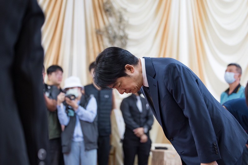 賴清德前往心燈生命禮儀館，弔唁罹難消防人員並慰問在場家屬。 圖：取自總統府flickr