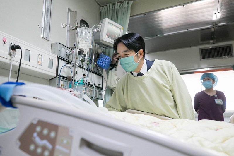 賴清德赴屏東探視火警事故傷患並慰問罹難者家屬。 圖：取自總統府flickr