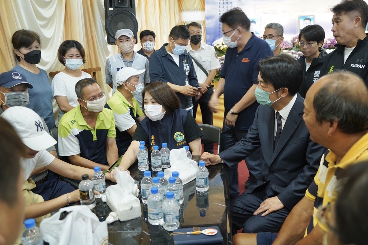 賴清德24日在屏東縣長周春米、前縣長潘孟安的陪同下，探視傷患，並前往心燈館生命園區分別向四位英勇的消防弟兄捻香致意，隨後一一向消防員家屬慰問致意， 圖：屏東縣政府提供