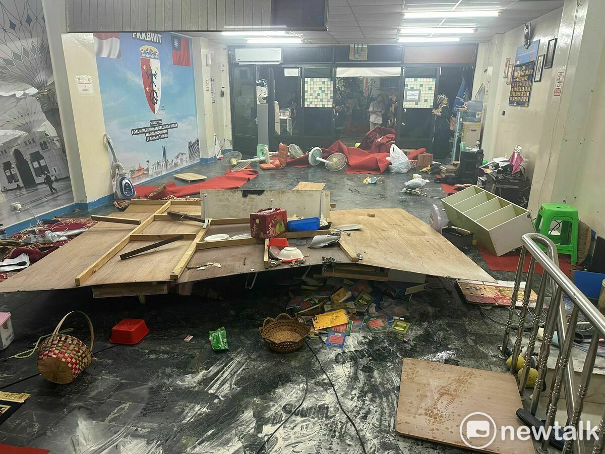 台南市北區北忠街民宅晚間傳出瓦斯桶氣爆，現場為印尼移工聚集所，一度傳出火煙，隨即滅火，廚房與客廳一片狼藉，疑似煮食不慎導致氣爆，共有8名印尼移工受傷送醫無大礙。 圖：南市消防局提供