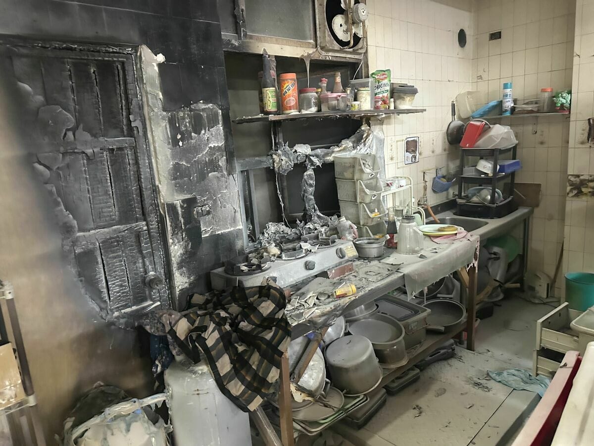 台南市北區北忠街民宅晚間傳出瓦斯桶氣爆，現場為印尼移工聚集所，一度傳出火煙，隨即滅火，廚房與客廳一片狼藉，疑似煮食不慎導致氣爆，共有8名印尼移工受傷送醫無大礙。 圖：南市消防局提供