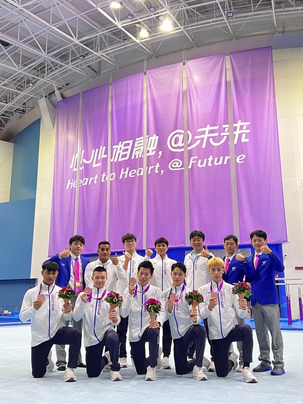台灣男子體操史上亞運會獲得第一面團體獎牌，台灣男團成員包括李智凱、林冠儀、蕭佑然、黃彥章、葉政。 圖：翻攝自鄭焜杰臉書