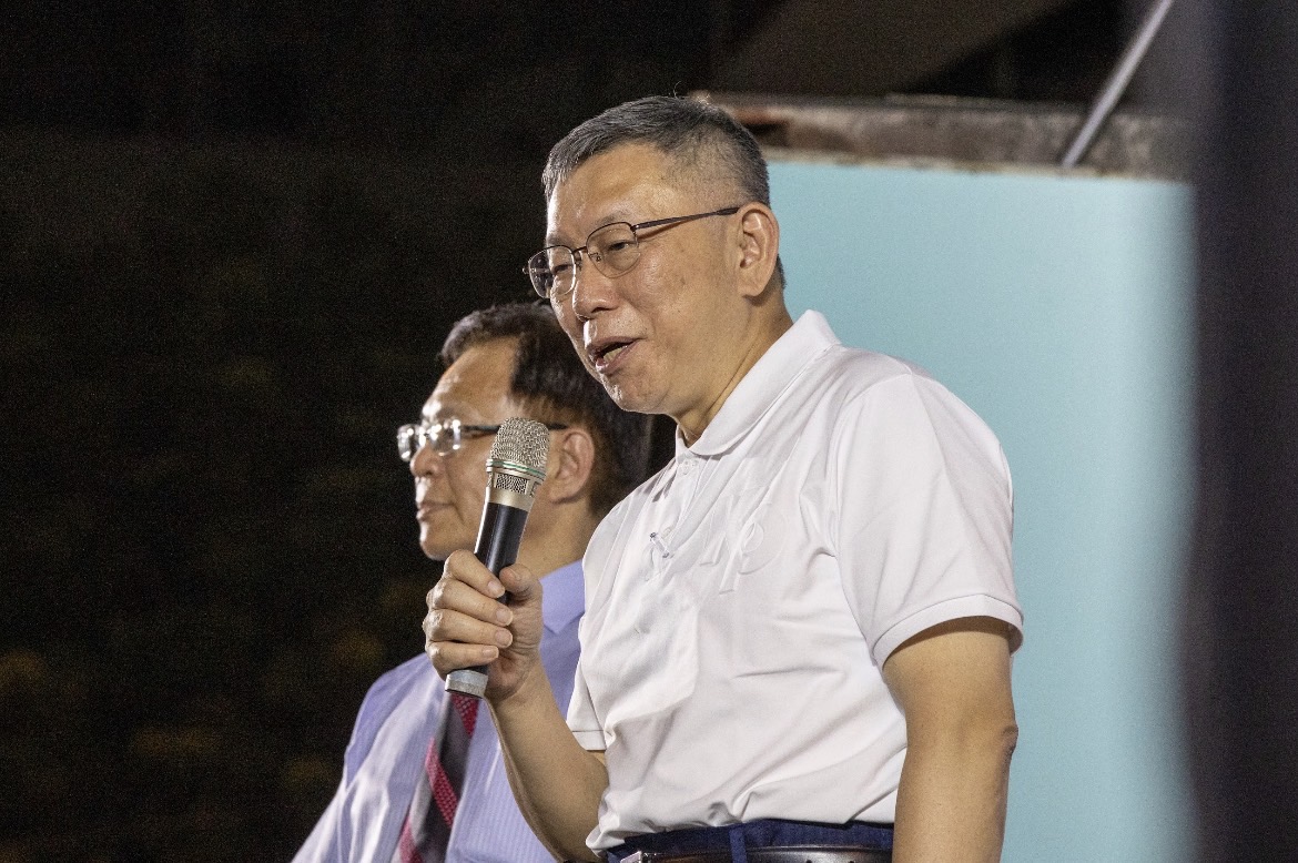 柯文哲(右)廟口開講從高雄三鳳宮出發。 圖：民眾黨高雄市黨部提供