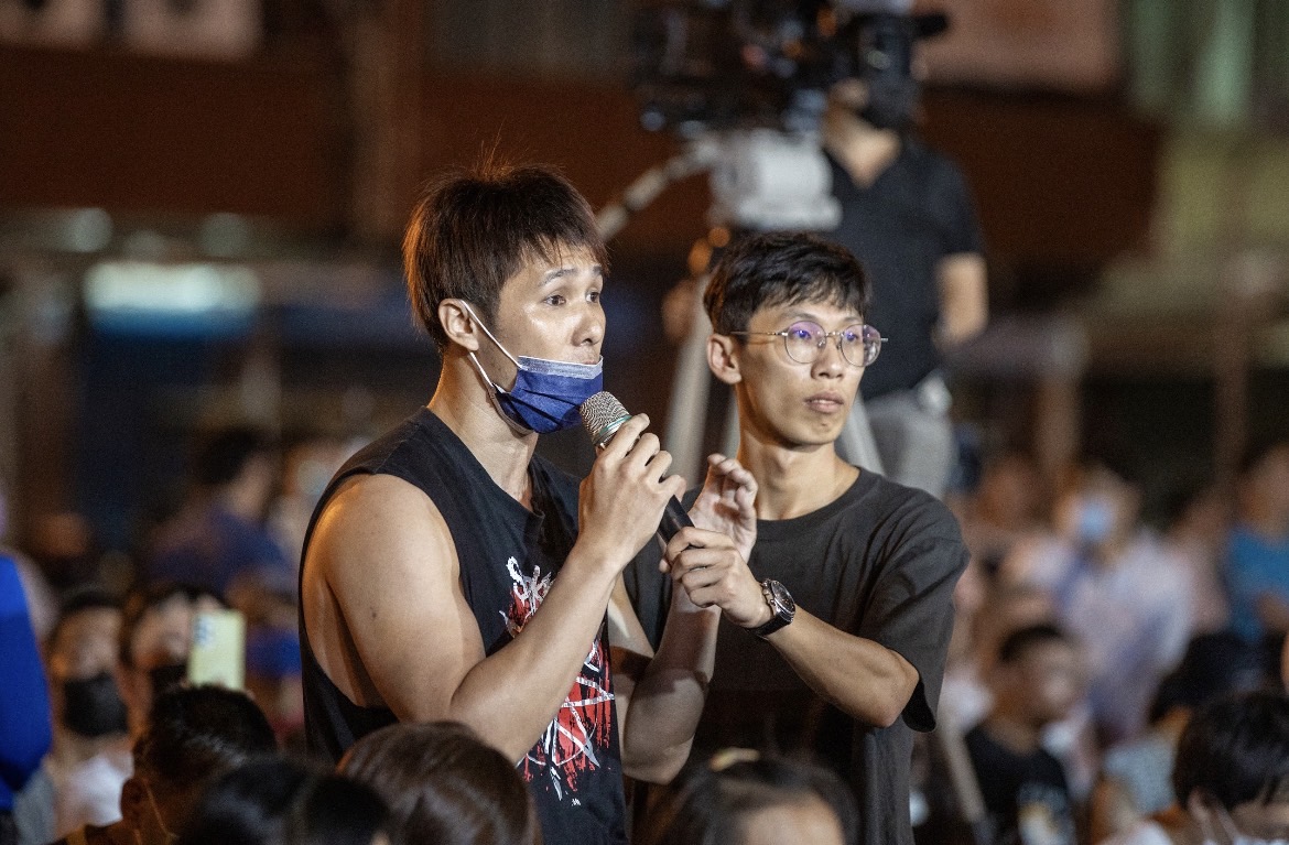 年輕人勇敢向柯文哲提問。 圖：民眾黨高雄市黨部提供