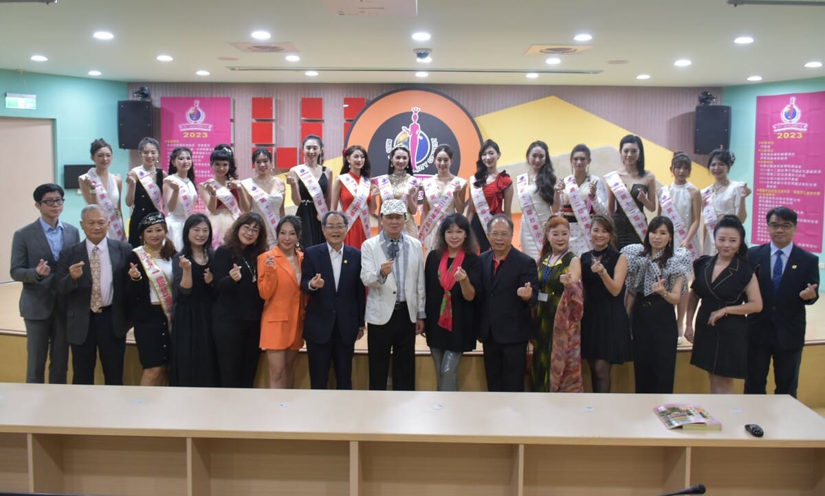 入圍總決賽佳麗與評審轉。 圖：孫家銘攝