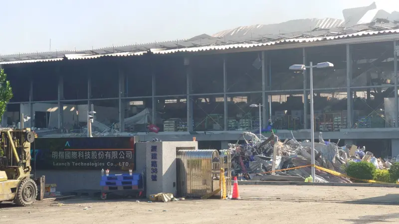 屏東科技園區「明揚國際」廠房日前爆炸起火，釀成9人死亡、百餘人輕重傷以及1人失聯的悲劇，其中有四位消防員殉職。 圖／記者鄭婷襄攝，2023.09.24