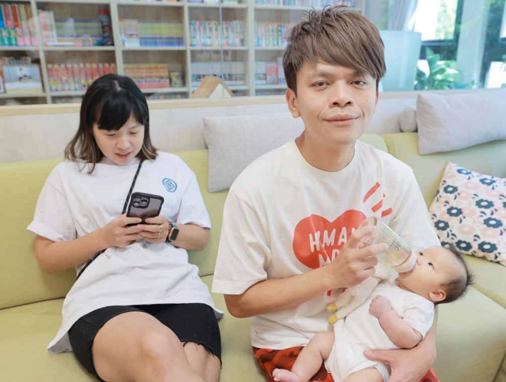 蔡阿嘎給員工洪+0的女兒餵奶。 圖：翻攝自蔡阿嘎IG
