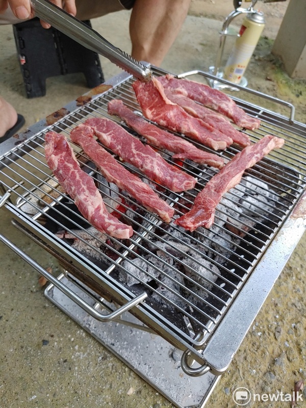 今年中秋受到東北季風和南方低壓帶影響，南部天氣比北部好，西部也比東部更穩定，更適合戶外烤肉。 圖：林冠妤／攝