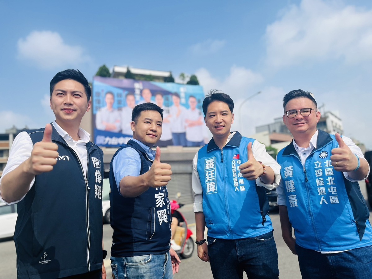 台中四藍青選將盧秀燕、侯友宜的合體看板「侯力台中新秀！」上架。 林家興/提供