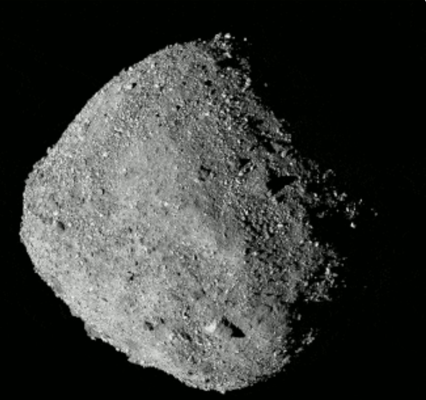 歷經太空飛行 7 年後，NASA 小行星探測器奧西里斯-REx的樣本返回艙，成功採取到貝努樣本，並在近期返回美國。圖為貝努小行星。 圖：翻攝自 NASA