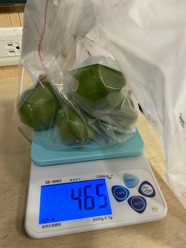 大苑子士林文林店的檸檬驗出殺蟲劑超過容許量，衛生局表示已禁止販售並下架處理。 圖：北市衛生局／提供
