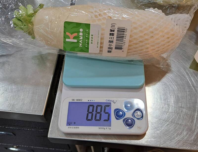 Mia C'bon 台北美麗華店的中國白蘿蔔也驗出殺蟲劑超標。 圖：北市衛生局／提供
