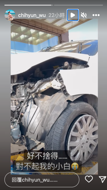 小巫巫分享車禍後車頭全毀的驚悚畫面。 圖：翻攝自小巫巫IG