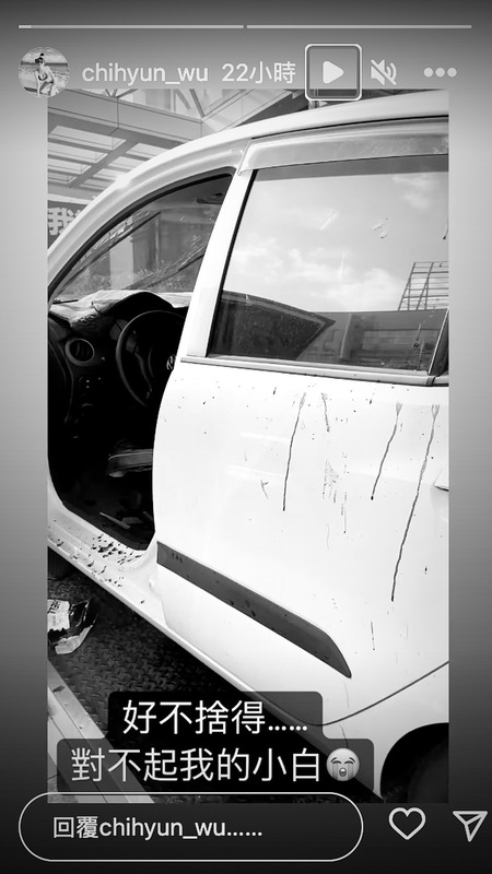 小巫巫白色的車上沾滿鮮血。 圖：翻攝自小巫巫IG