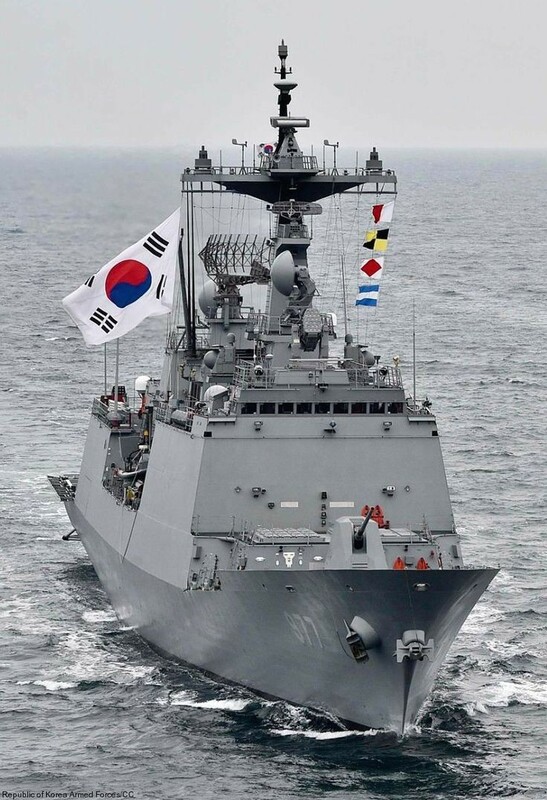 韓美共9艦2機在朝鮮半島東部海域進行3天反潛作戰和海上射擊等海上聯合軍演。圖為南韓「忠武公李舜臣級」驅逐艦「大祚榮號(DDH-977)」。 圖：翻攝「X」@Lake_Demonius
