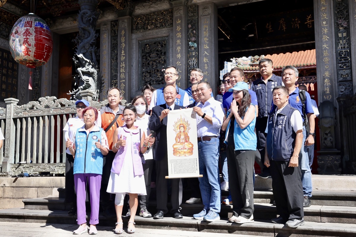 侯友宜前往龍山寺參拜，向觀音菩薩報告，承諾為新北市民負責，新北市做大事，2030新願景承諾不變。 圖：侯友宜競辦/提供