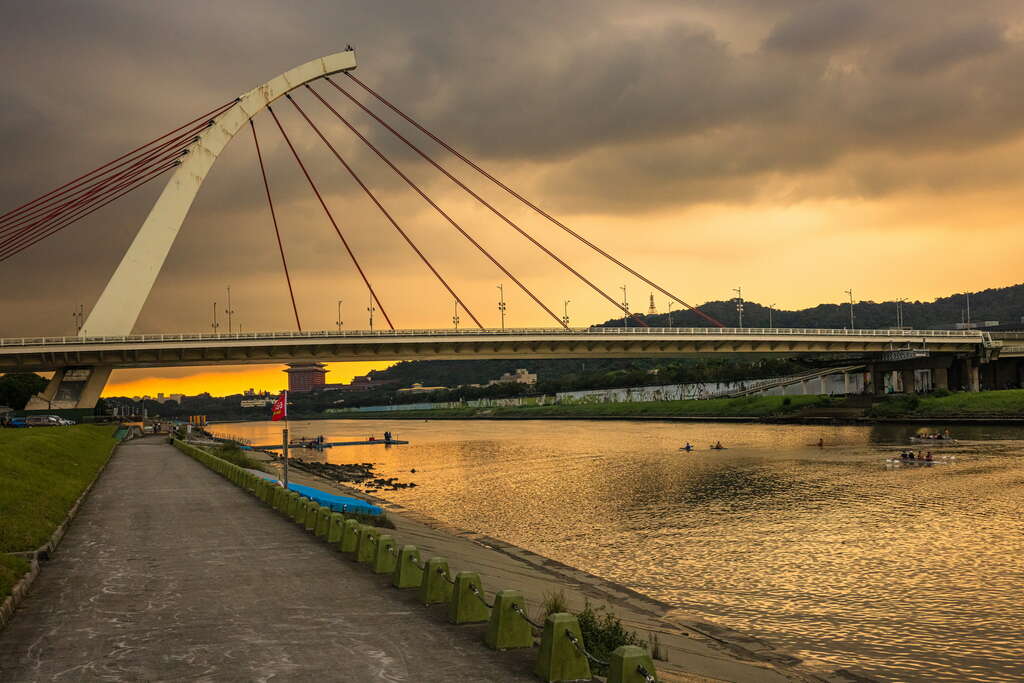 因應中秋節大佳河濱公園的大直橋下指定區域，不過大直橋下僅限9月29日下午5點開放至10月1日午夜12點。 圖：翻攝自台北市旅遊網