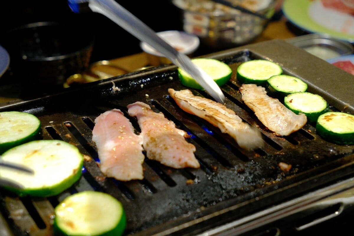 若在未開放的地點和時間烤肉、野炊，巡查人員將會先勸導驅離，未依勸導停止違規行為則可依「台北市公園管理自治條例」，按違規次數及情節開罰每次新台幣1,200元至6,000元。 圖：林岑韋/攝