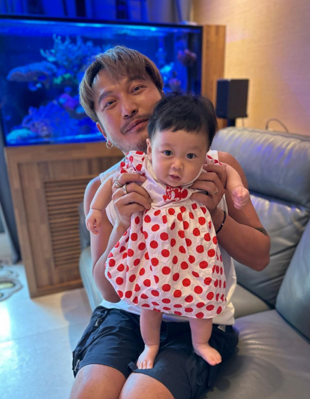 藝人KID今年1月正式升格人父，時常在社群平台與粉絲分享育兒經。 圖：翻攝自IG＠circuskidd