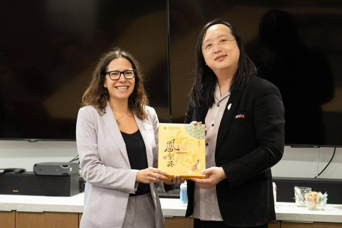 數位發展部長唐鳳拜會美國在台協會（AIT）華府總部，會晤AIT主席羅森柏格（Laura Rosenberger)。 圖：數位發展部提供