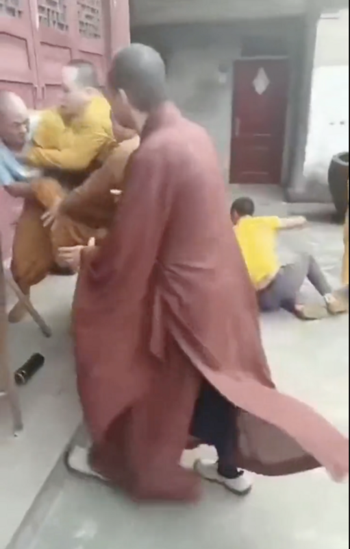 中國和尚在佛寺內大打出手，目前無從得知和尚們因何原因導致衝突發生。 圖：翻攝自X／@fangshimin