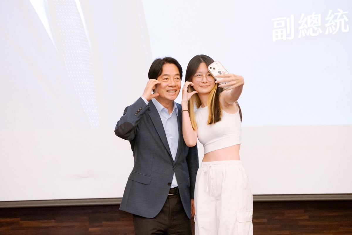 民進黨總統參選人賴清德25日到東海大學演講，與學生開心合照。 圖：賴競辦提供