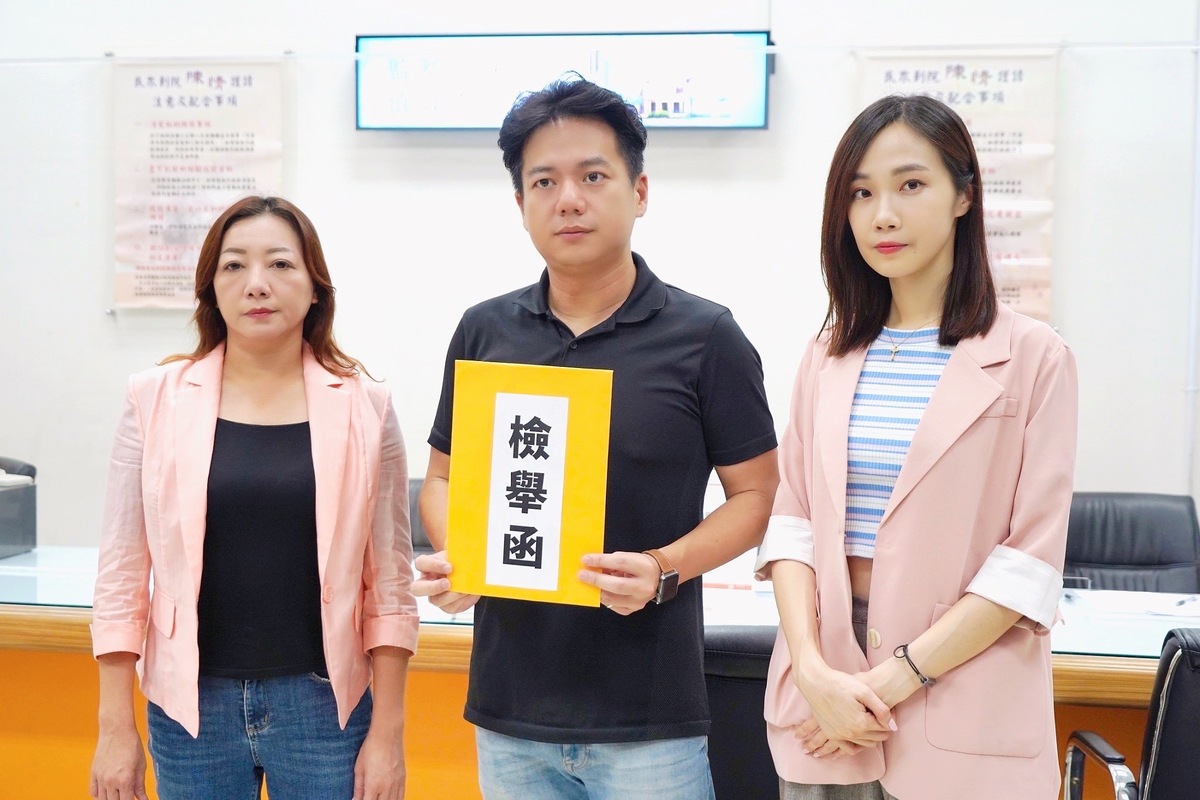 民眾黨團總召邱臣遠、立委陳琬惠及黨團副主任兼發言人楊寶楨今（26）天上午赴監察院遞交陳情書檢舉農業部。 圖：民眾黨 / 提供