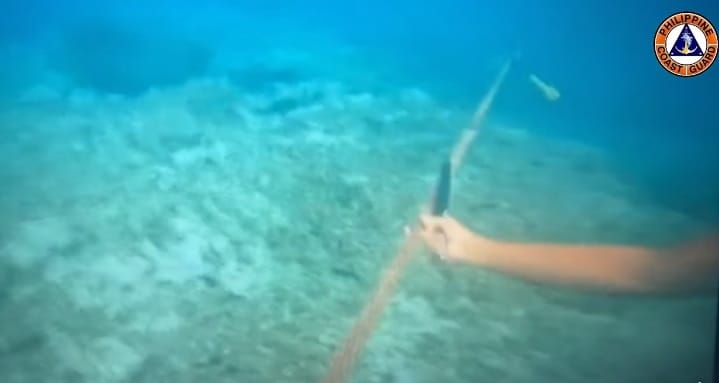 菲律賓海警下海割斷中國「浮動屏障」 圖:Philippine Coast Guard臉書