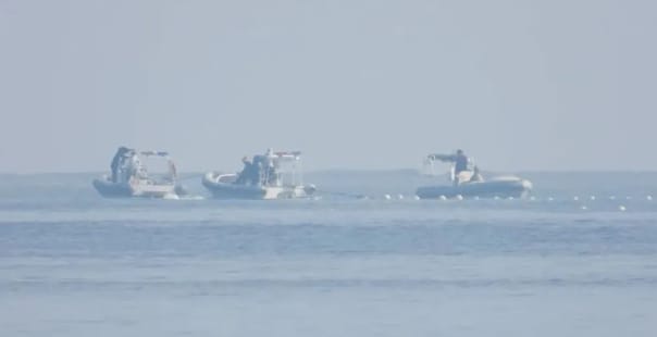 中國船隻在南海黃岩島上布置浮標攔索，阻擋菲律賓漁船進入。 圖 : 翻攝自華語智庫