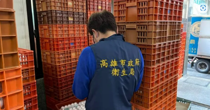 高雄市衛生局立刻派人到台農蛋品公司在鹽埕區的蛋行進行檢查和抽檢，但未發現問題。 圖：高雄市衛生局／提供